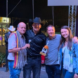 En junio van a ser tres años que hizo las grandes fiestas ahí le entregamos un reconocimiento, la cúpula mayor de la basílica menor de Manzanares.